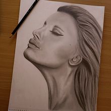 Female Portrait Sketch. Projekt z dziedziny R, sunek ołówkiem, Portret, R, sunek realist, czn,  R, sunek i Sketching użytkownika Tiffanee Cook - 26.03.2023