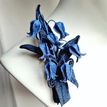 Denim Bluebell Brooch. Een project van  Modeontwerp, Textielontwerp y Sieradenontwerp van Svetlana Faulkner - 10.09.2023