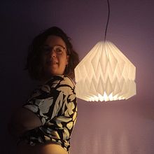Lámpara de origami (proyecto final_01). Arts, Crafts, Furniture Design, Making, Lighting Design, Paper Craft, Decoration, DIY, Design, Photograph, Industrial Design, Product Design, Creativit & Instagram project by nuriavernis - 09.12.2023
