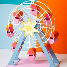 My project for course: Paper Sculpture for Set Design - Ferris Wheel. Un progetto di Design, Illustrazione tradizionale, Artigianato, Scultura, Scenografia, Papercraft, Fotografia di prodotti e DIY di Barbara Marcantonio - 18.04.2023