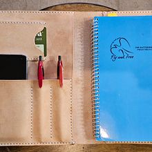 Leather notebook cover I made from scratch.. Un progetto di Artigianato e Design di John Clay - 11.05.2023