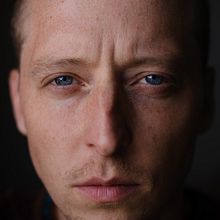 My project for course: Modern Headshot Photography: Capture Profound Portraits. Un proyecto de Fotografía, Fotografía de retrato, Iluminación fotográfica, Fotografía de estudio, Fotografía digital y Fotografía artística de Olly Heaton - 09.09.2023
