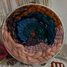 Mi proyecto del curso: Tejido en telar circular para tapices de pared coloridos Ein Projekt aus dem Bereich H, werk, Innendesign, Musterdesign, Weben, Weben und Textildesign von Betzabe Rojas - 19.09.2023