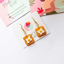 Miniature Egg Toast Polymer Clay Earrings . Un proyecto de Diseño y Artesanía de Kriti, Mindful Vibing - 22.09.2023