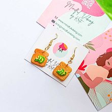 Miniature Avocado Toast Polymer Clay Earrings . Un proyecto de Diseño, Diseño de jo, as y Artesanía de Kriti, Mindful Vibing - 22.09.2023