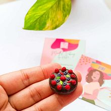 Miniature Polymer Clay Cake. Design, Arts, Crafts, Jewelr, and Design project by Kriti, Mindful Vibing - 09.22.2023