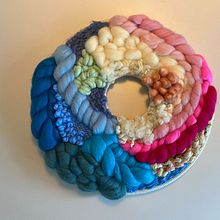 My project for course: Circular Weaving for Colorful Wall Decor. Projekt z dziedziny Craft, Projektowanie wnętrz, Pattern design,  Tkactwo, Tkanie, Wzornictwo tekst i liów użytkownika Merel - 26.09.2023
