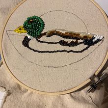 My project for course: Beaded Embroidery Portraits. Un proyecto de Diseño de complementos, Bordado, Decoración de interiores y Diseño textil de Rebecca Ruff - 26.09.2023