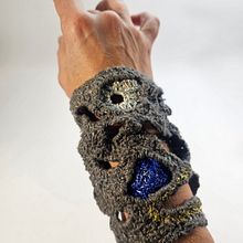 Brazalete parchado y oradado.. Fine Arts, Jewelr, Design, and Sculpture project by Natalia Piderit - 09.27.2023
