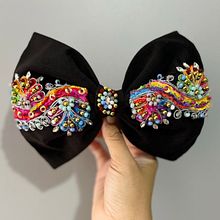 Mi proyecto del curso: Bordado con pedrería: crea accesorios para el pelo. Projekt z dziedziny Projektowanie dodatków, Craft, Projektowanie biżuterii, Projektowanie mod,  Haft, DIY, Wzornictwo tekst i liów użytkownika Pía Victoria - 26.09.2023