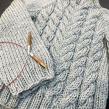 My project for course: Cable Knitting Techniques for Timeless Garments . Un progetto di Maglia e Textile Design di Ana Barrera - 30.09.2023