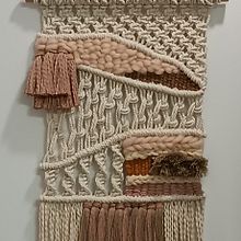 Mi proyecto del curso: Macraweave: crea piezas modernas mezclando macramé y trenzado. Accessor, Design, Decoration, Fiber Arts, Macramé, Weaving, and Textile Design project by Maricarmen - 10.01.2023