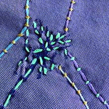 conexiones. Een project van Borduurwerk, Textiel, DIY, Upc, cling y Textielontwerp van gemma canal paredes - 01.10.2023