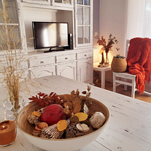 Deco otoño para apartamento de alquiler turístico en Costa Brava. Un proyecto de Decoración de interiores de Susana Garcia Cuadro - 04.10.2023