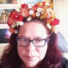 Mi proyecto del curso: Tocado floral: crea tu complemento de flores. Accessor, Design, Fashion Design, DIY, Floral, and Plant Design project by patiojedamayorga - 10.04.2023