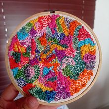 Práctica de puntadas en una pieza decorativa :). Embroider, Sewing, DIY, Upc, cling, and Textile Design project by Rodyka Zoe - 09.29.2023