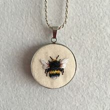 Mi proyecto del curso: Bordado en miniatura: crea joyas textiles. Jewelr, Design, Embroider, and Textile Design project by Francisca Vásquez G - 10.07.2023