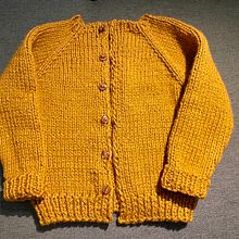 Mi proyecto del curso: Tejido de prendas infantiles con raglán top down. Projekt z dziedziny Projektowanie mod,  Tkactwo, Dziewiarstwo Ręczne, Wzornictwo tekst i liów użytkownika georginaclark731 - 08.10.2023