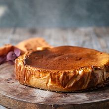 Food Styling: The Art of Plating - Chai baked cheesecake. Un progetto di Design, Fotografia gastronomica, DIY, Food St e ling di Zandeleen Thygesen - 09.10.2023