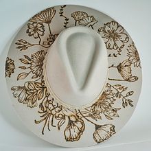 Belle - A Wood-burned Embellished Hats. Artesanato projeto de Phillinda Roy - 18.10.2023