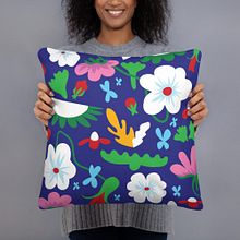 Dreamy Bushes by Giorgia Molini. Un proyecto de Diseño gráfico, Diseño de producto, Pattern Design e Ilustración digital de giorgiamolini - 21.10.2023