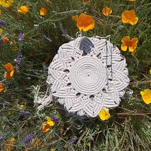 Mi proyecto del curso: Técnicas de macramé circular Ein Projekt aus dem Bereich H, werk, Dekoration von Innenräumen, Weben, Makramee und Textildesign von Ninoska Gonzalez - 27.10.2023