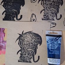 se me ha hecho imposible, pasar el sello a la hoja, alli presento la tinta q uso y la goma q uso, el papel es kraf, no se si me pueden ayudar es lo q consigo en mi ciudad, cucuta.. Traditional illustration, Arts, Crafts, Fine Arts, T, pograph, Printing, and Engraving project by rosario de la puente torres - 10.27.2023