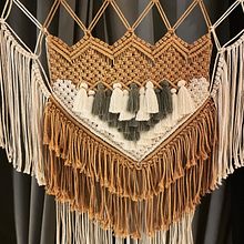 Il mio progetto del corso: Macramè per racconti intrecciati. Un projet de Création d'accessoires, Artisanat, Design d'intérieur, Décoration, Art textile, Macramé , et Design textile de Alessia Mancini - 27.10.2023