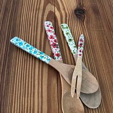 Mi proyecto del curso: Pintura sobre madera: decora tus utensilios. Arts, Crafts, Painting, Pattern Design, Acr, lic Painting, Botanical Illustration, DIY, and Decorative Painting project by Valentina Fantoni - 10.27.2023