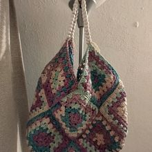 Mi proyecto del curso: Grannies de crochet . % yossy_tir tarafından hazırlanan Moda Tasarımı, El, af Sanatları, Kendin Yap, Tığ işi, Ve Tekstil Tasarımı projesi - 11.01.2023