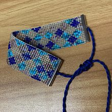 Abschlussprojekt Perlenschmuckdesign: Rauten blue / scrap Material. Un proyecto de Diseño de complementos, Artesanía, Diseño de jo, as y Tejido de Mary McCorning - 10.11.2023