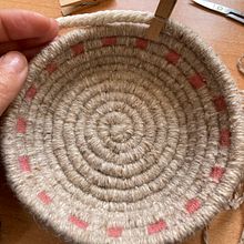 Mi proyecto del curso: Cestería para principiantes: la técnica de espiral. Un proyecto de Diseño de complementos, Artesanía, Diseño de moda, Tejido y Diseño textil de aracknitta - 04.11.2023