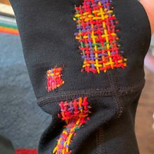 My project for course: Visible Mending: Colorful Knitwear Repair Ein Projekt aus dem Bereich Modedesign, Stickerei, Nähen, Weben, Upc, cling, Weben und Textildesign von Joy Kohl - 08.11.2023