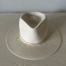 My project for course: Modern Hatmaking. Un proyecto de Diseño de complementos, Diseño de moda, Tejido y Needle felting de evanmg - 09.11.2023