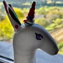 Diseño y  confección de peluches: un unicornio multicolor Ein Projekt aus dem Bereich Design von Figuren, H, werk, Spielzeugdesign, Nähen, Nähen und Schnittmuster von Lola Illamel - 23.11.2023