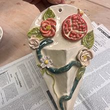 Eden Wall Pocket Vase Ceramic. Un progetto di Artigianato di Bronwyn Beattie - 18.11.2023