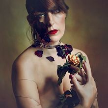 Duela, dure o muera. Mi proyecto del curso: Fotografía fine art: autorretratos llenos de simbolismo. Photograph, Photograph, Post-production, Photo Retouching, Portrait Photograph, Studio Photograph, Fine-Art Photograph, Photomontage, and Self-Portrait Photograph project by Yolanda Martínez Fernández - 11.08.2023