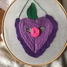 Mi proyecto del curso: Técnicas básicas de bordado: puntadas, composiciones y gamas cromáticas. Un proyecto de Diseño de complementos, Diseño de vestuario, Bordado, Teoría del color y Diseño textil de cristinasimon_98 - 25.01.2024