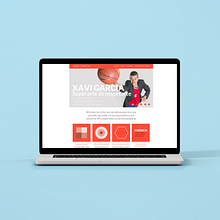 Identidad de Xavi Garcia con implementación en web, tarjetas y eventos. Een project van  Br, ing en identiteit, Redactioneel ontwerp,  Ontwerp, Fotografie, UX / UI, Grafisch ontwerp y Webdesign van Oriol Comas - 23.11.2023