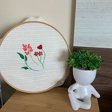 Meu primeiro bordado à mão . Projekt z dziedziny Craft, Pattern design,  Haft,  Tkactwo, R, sunek botaniczn, Upc, cling, Wzornictwo tekst i liów użytkownika Valéria Gerônimo Pedrosa - 23.11.2023
