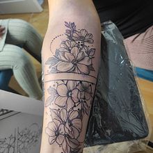 Mein Abschlussprojekt für den Kurs: Botanisches Tattoo mit Pointillismus. Traditional illustration, Tattoo Design, and Botanical Illustration project by Rafal Plich - 11.20.2023