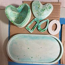 Mi proyecto del curso: Accesorios para el hogar de terrazo con resina Jesmonite. Un projet de Artisanat, Design , et Fabrication de mobilier de Terete Pardo de Donlebun Macias - 26.11.2023