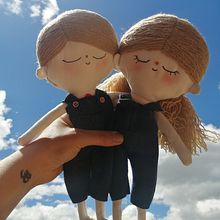 Anastasia y Valentín . Un proyecto de Artesanía, Diseño de juguetes, Redes Sociales, Fotografía con móviles, Fotografía de producto, Costura, Fotografía para Instagram, Patronaje y confección			 de Jacqueline Giraldo - 25.11.2023