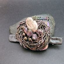 Cuckoo's egg in a nest hair clip. Un proyecto de Artesanía, Diseño de jo, as y Escultura de Becca Ross - 30.11.2023