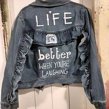 Meu projeto do curso: Caligrafia e lettering para customização de roupas. Un progetto di Calligrafia, Lettering, Fashion design, H, lettering, Upc e cling di Adriana Ferreira - 13.12.2023