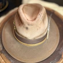 Mi proyecto del curso: Confección de sombreros modernos Ein Projekt aus dem Bereich Erweiterungsentwicklung, Modedesign, Weben und Nadelfilzen von Sandra Mello - 26.12.2023