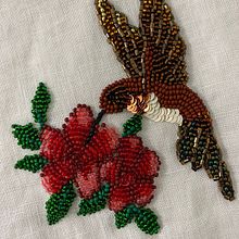 Mi proyecto del curso: Retratos bordados en pedrería. Een project van Ontwerp van accessoires, Borduurwerk,  Interieurdecoratie y Textielontwerp van Maya Sucerquia - 27.12.2023