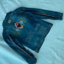 Mi proyecto del curso: Diseño de moda: pintura y bordado sobre prendas. Een project van Schilderij,  Modeontwerp, Borduurwerk, DIY, Upc, cling y Textielontwerp van Maya Sucerquia - 27.12.2023