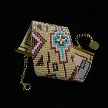 Mi proyecto del curso: Diseño de accesorios con cuentas: teje patrones elegantes. Un progetto di Design di accessori, Artigianato, Design di gioielli e Fiber Art di Monica Palma - 30.12.2023