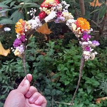 Mi proyecto del curso: Tocado con flores secas. Un progetto di Design di accessori, Fashion design, DIY e Design floreale e vegetale di Alicia Cucho - 04.01.2024